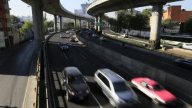 MEX52. CIUDAD DE Mu00c9XICO (Mu00c9XICO), 05/04/2016.- Vista del tru00e1nsito vehicular hoy, martes 5 de abril de 2016, en Ciudad de Mu00e9xico. Buena parte del Valle de Mu00e9xico despertu00f3 hoy con una calidad del aire entre mala y regular el du00eda en que arrancu00f3 la restricciu00f3