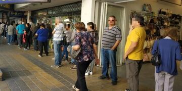 Las colas en la puerta de las casas de cambio fueron la postal de este jueves\u002E