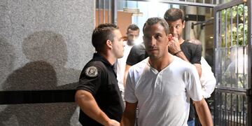 El futbolista Maxi Rodru00edguez se retira de una reuniu00f3n con el secretario general de Futbolistas Argentinos Agremiados, Sergio Marchi, y otros jugadores el 02/03/2017 en Buenos Aires, Argentina. El fu00fatbol argentino luce muy lejos de aquella cantera de la qu