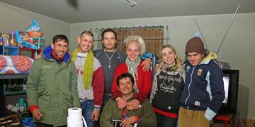 Vivi Fornés junto a los residentes de su refugio. Finalmente, "Proyecto Águila" cerró sus puertas.