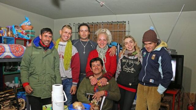 Vivi Fornés junto a los residentes de su refugio. Finalmente, "Proyecto Águila" cerró sus puertas.