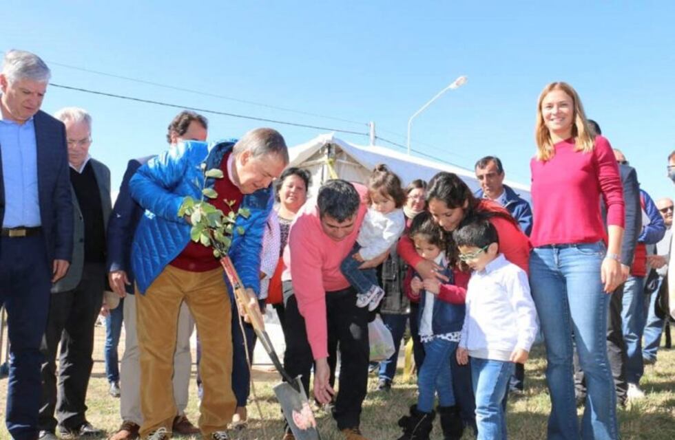 Schiaretti entregó materiales en Río Cuarto para levantar 24 casas