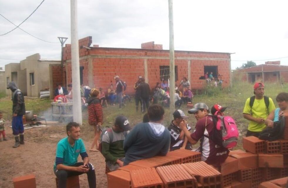 Desalojarían a familias que resisten la toma en el barrio San Isidro