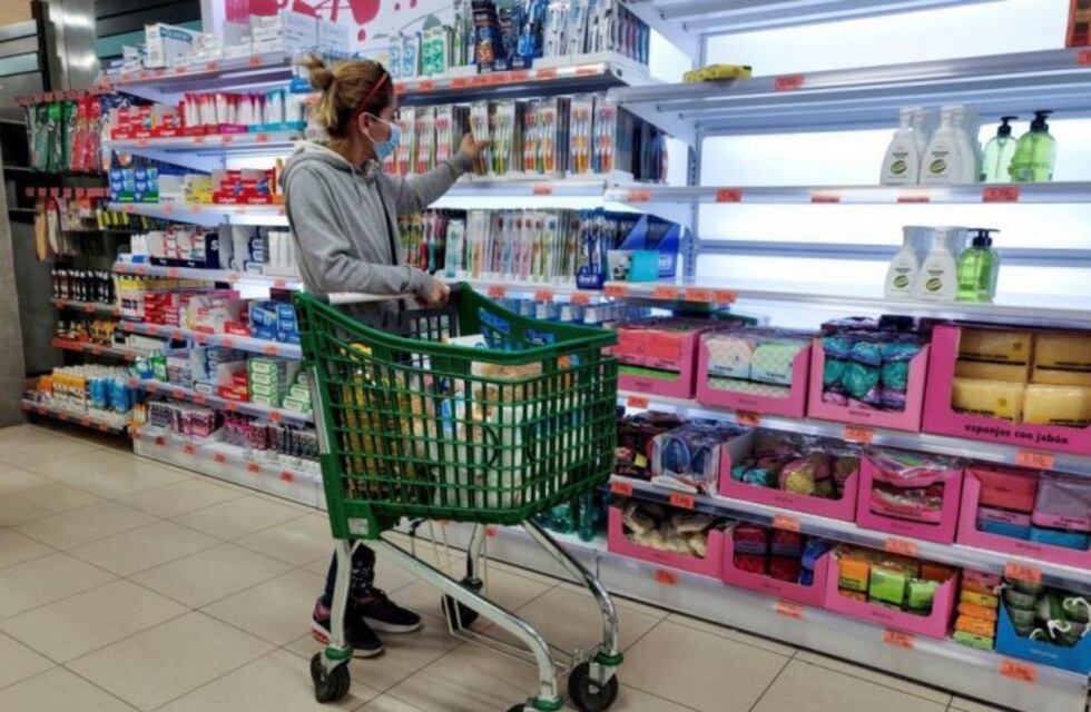 Los supermercados fueron autorizados a trabajar hasta las 22 horas