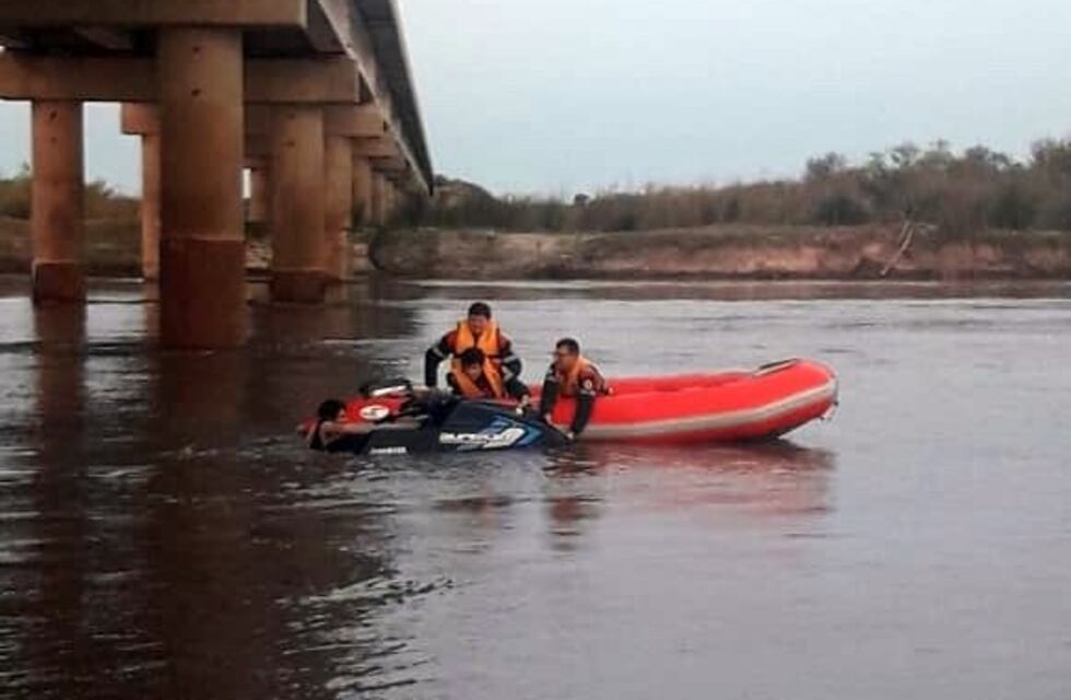 Bomberos Voluntarios de Urdinarrain rescataron un hombre en el Rio Gualeguay