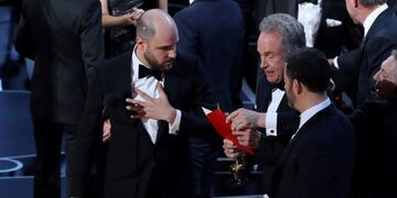REFILE - CORRECTING TYPO 89th Academy Awards - Oscars Awards Show - Hollywood, California, U.S. - 26/02/17 - Jordan Horowitz and Jimmy Kimmel react as Warren Beatty holds the card for the Best Picture Oscar awarded to
