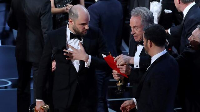 REFILE - CORRECTING TYPO 89th Academy Awards - Oscars Awards Show - Hollywood, California, U.S. - 26/02/17 - Jordan Horowitz and Jimmy Kimmel react as Warren Beatty holds the card for the Best Picture Oscar awarded to