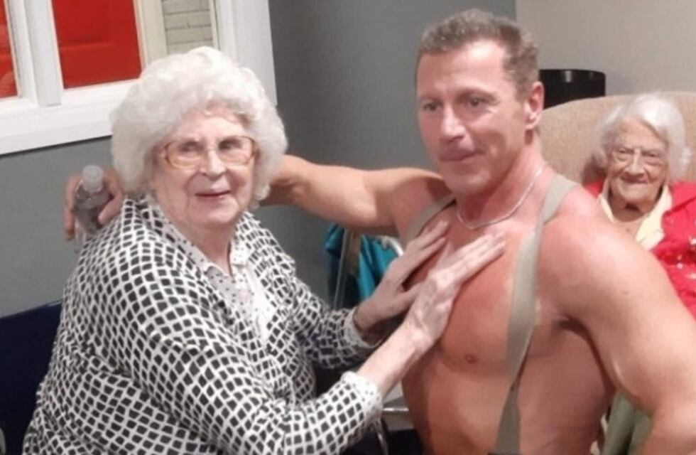 Una abuela pidió como regalo de Navidad un stripper y lo llevaron al geriátrico