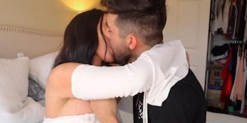 Chris Monroe besó apasionadamente a su hermana en YouTube