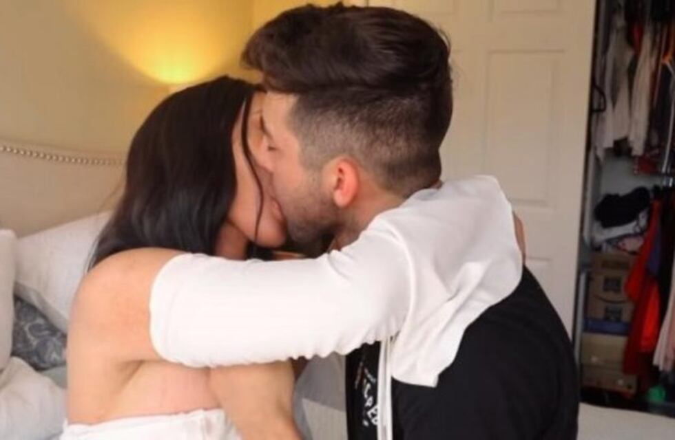 Un youtuber besó apasionadamente a su hermana para obtener más visitas en su canal