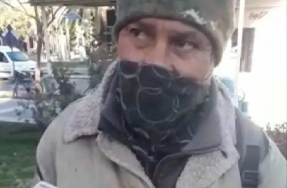 Cuidacoches cobró el IFE y tuvo que tirarlo para que no se lo roben