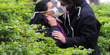 -FOTODELDIA- AME7314\u002E BUENOS AIRES (ARGENTINA), 23/03/2020\u002E- Una persona camina por en centro en el cuarto día de cuarentena obligatoria luego de los avances del virus Covid-19, este lunes, en Buenos Aires (Argentina)\u002E Argentina registró hasta el momento 266 casos de personas que tienen coronavirus, tras los 41 nuevas confirmaciones de este domingo, la mayoría (20) en la ciudad y en la provincia de Buenos Aires, informaron fuentes del Ministerio de Salud\u002E Este aumento es menor que el que se conoció el sábado, cuando fueron 67 más\u002E EFE/ Juan Ignacio Roncoroni