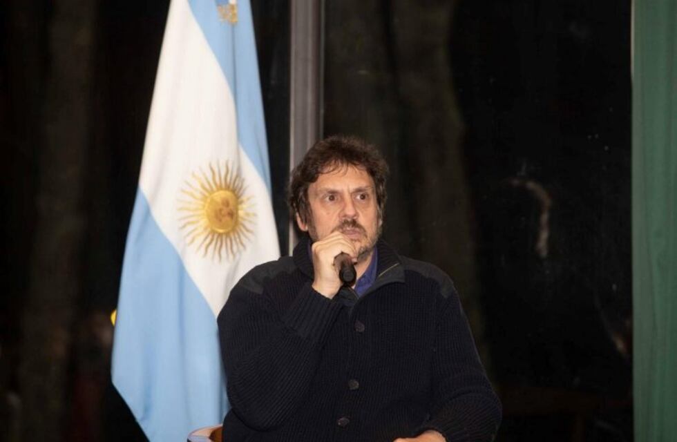 El historiador Felipe Pigna brindó una charla ante un auditorio colmado