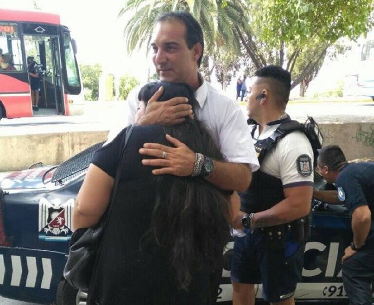 El chofer, Alejandro Mufalli consuela a la mujer que fue golpeada arriba del micro\u002E