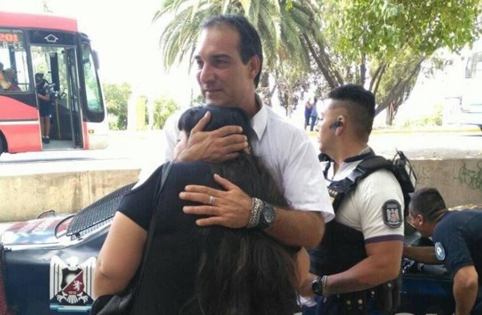 Un chofer defendió de agresiones a una joven que viajaba en el micro