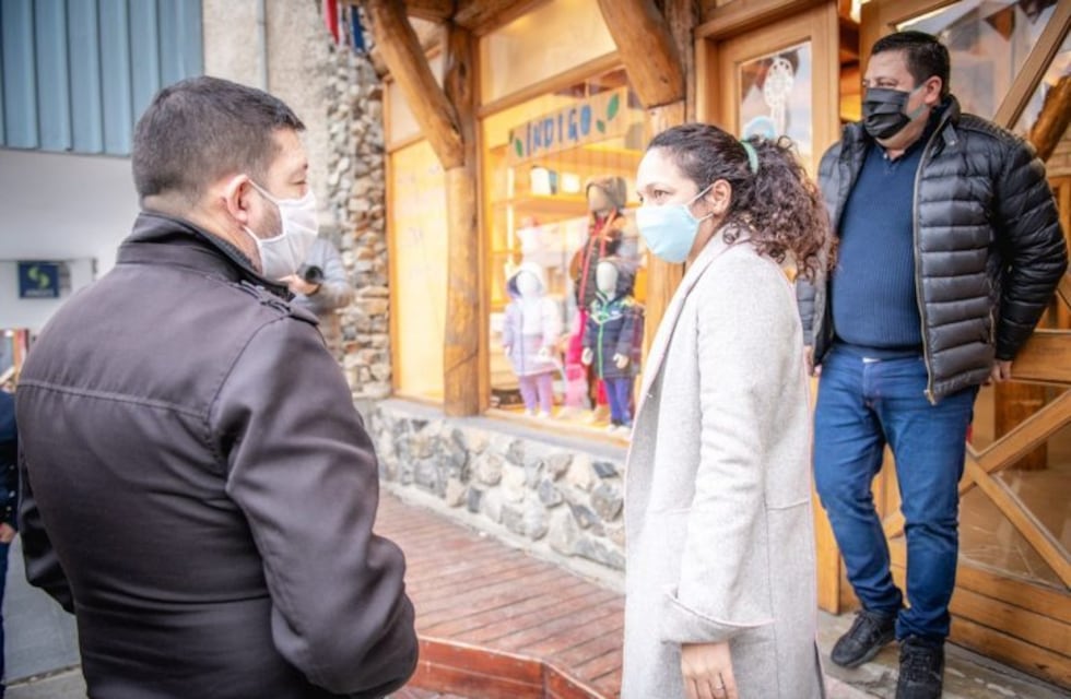 Ávila y De la Vega entregaron Kits sanitizantes a comerciantes de Ushuaia