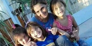 Las nenas tienen 9 y 7 años\u002E Su mamá está procesada por exhibiciones obscenas\u002E