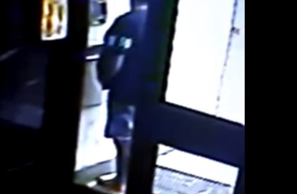 ¡Un papelón! No aguantó más y orinó la puerta de un edificio céntrico mientras fingía tocar el portero