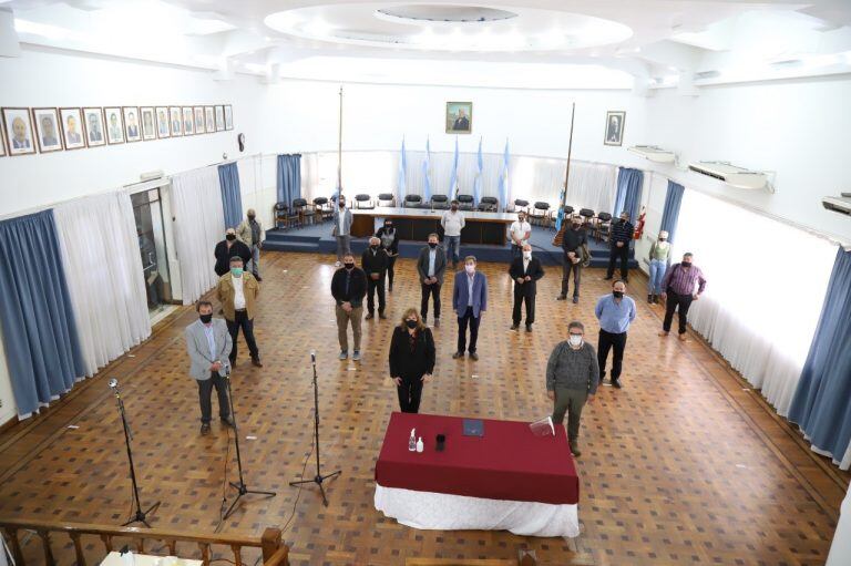 Gremios y cámaras empresarias durante la firma del acta acuerdo para trabajar junto con el Municipio contra el Covid-19.