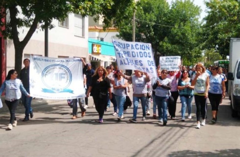 Despedidos Textiles de Alpargatas se manifestaron por las calles de Santa Rosa