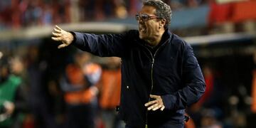 Football Soccer - Argentina's Arsenal v Brazil's Sport Recife – Copa Sudamericana - Julio Humberto Grondona Stadium, Buenos Aires, Argentina- July 27, 2017\u002E Sport Recife's coach, Vanderlei Luxemburgo, gives directions to his players during a Copa Sudamericana soccer match against Arsenal\u002E      REUTERS/Agustin Marcarian buenos aires Vanderlei Luxemburgo futbol copa sudamericana 2017 partido arsenal vs sport recife