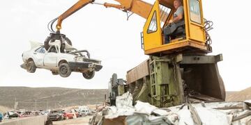 En 72 horas culmina la compactación de 71 vehículos en Rada Tilly