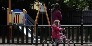 CÓRDOBA, 26/04/2020\u002E- Una familia pasea por Córdoba, este domingo en el que los menores de catorce años puedensalir a la calle por vez primera, cuando se cumple el cuadragésimo cuarto día de aislamiento social tras la activación del estado de alarma para contener la pandemia de coronavirus\u002E EFE/Rafa Alcaide