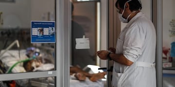 Un médico se dispone a entrar a una sala con pacientes COVID-19 en el Hospital El Cruce de Florencia Varela. (Foto: EFE/ Juan Ignacio Roncoroni)