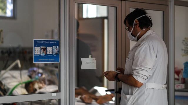 Un médico se dispone a entrar a una sala con pacientes COVID-19 en el Hospital El Cruce de Florencia Varela. (Foto: EFE/ Juan Ignacio Roncoroni)