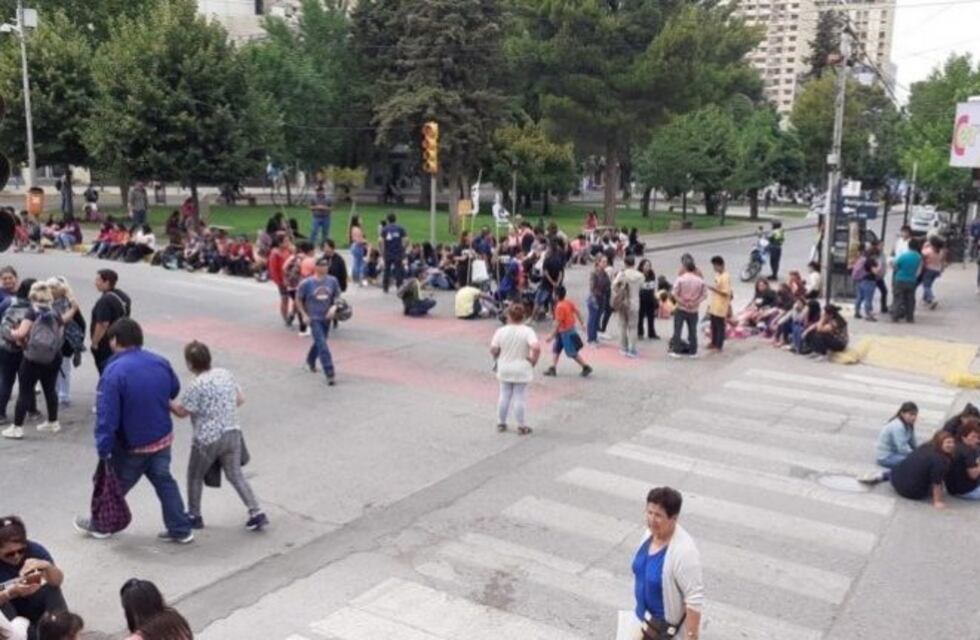 Organizaciones sociales neuquinas protestan y piden bono de fin de año