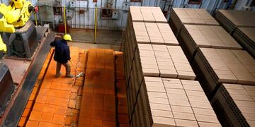 A worker sweeps a pile of bricks at the Ceramica Fanelli brick-making factory in La Plata, Argentina June 13 2016. REUTERS/Enrique Marcarian/File Photo GLOBAL BUSINESS WEEK AHEAD PACKAGE u00d0 SEARCH u00d2BUSINESS WEEK AHEAD SEPTEMBER 19u00d3 FOR ALL IMAGES la plata fabrica de fabricacion de ladrillos Ceramica Fanelli pila de ladrillos fabricados empleados trabajadores