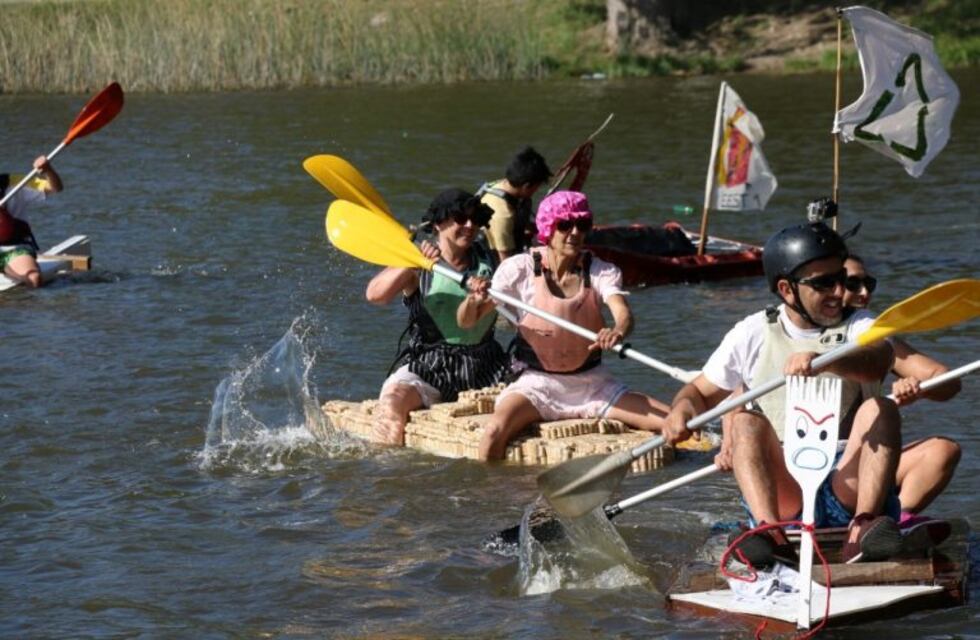 Tandil: hicieron una regata con barcos construidos con elementos recuperados