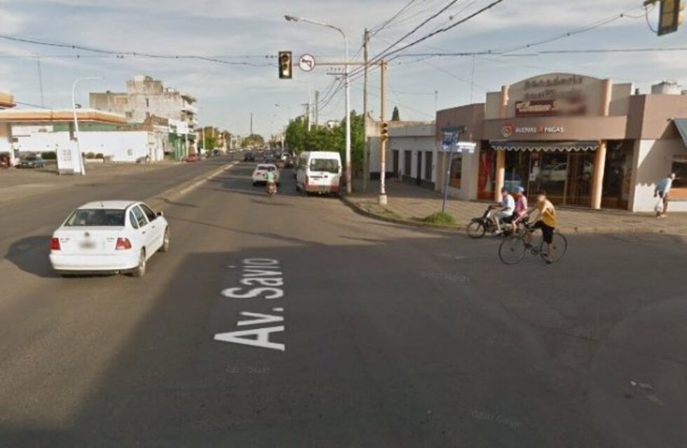 Le arrebató el celular a una mujer mientras caminaba pero lo detuvieron a los pocos metros