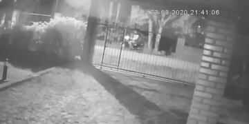 La cámara de vigilancia detectó el momento en que pasa el motociclista detrás de su víctima\u002E