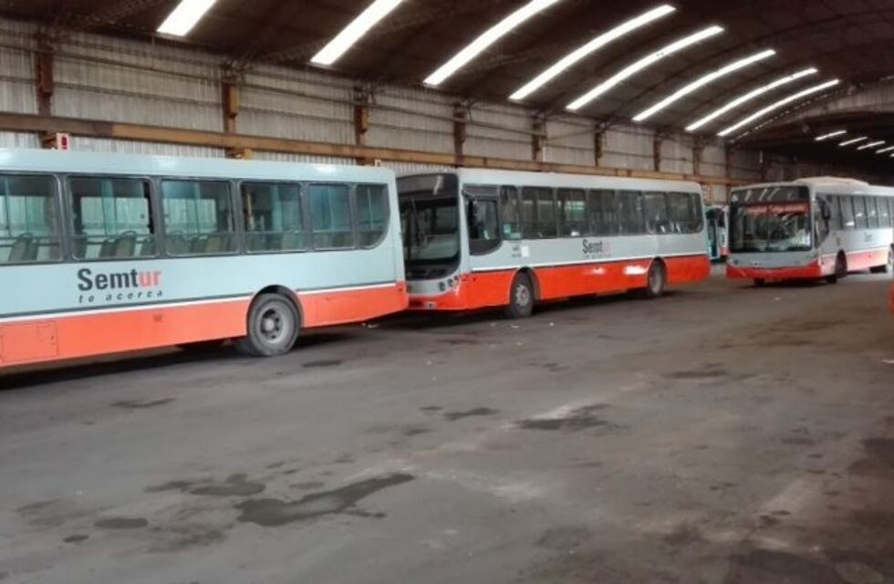 Se quemaron tres micros en un taller de la Semtur y buscan saber cómo se inició el fuego