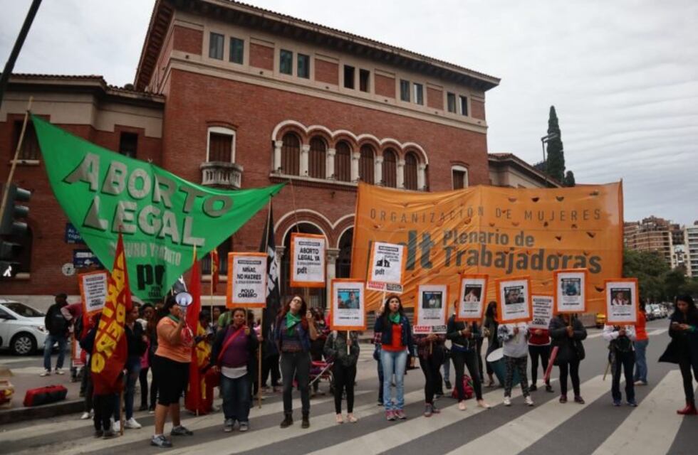 Mujeres escrachan a curas pedófilos frente al Arzobispado de Córdoba