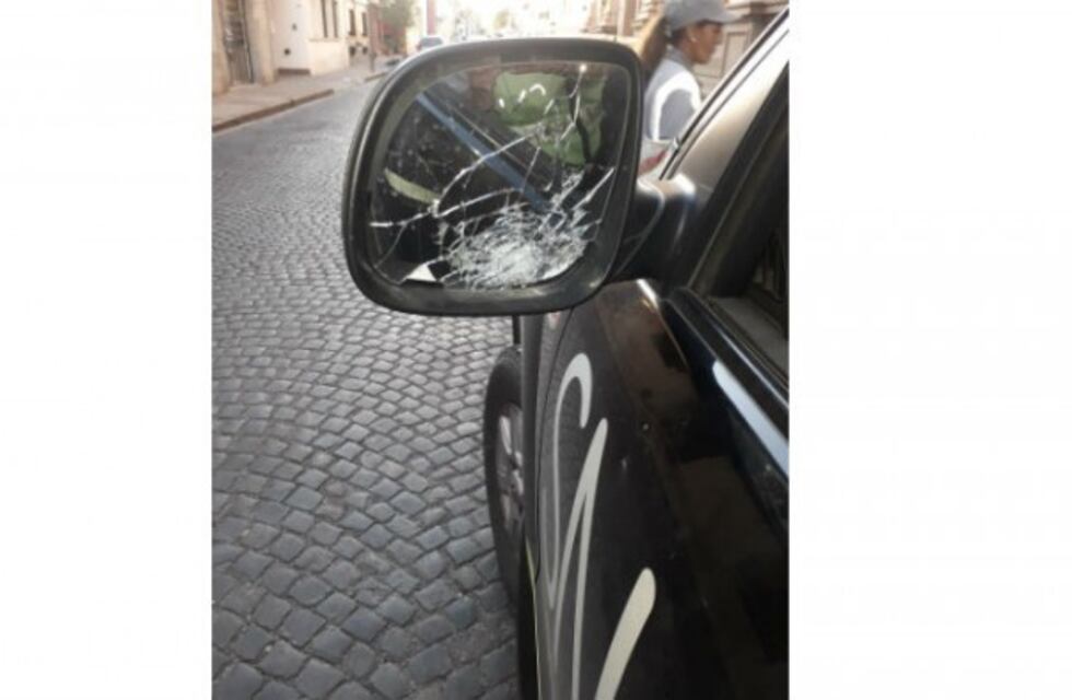Infraganti: los encontraron apedreando un vehículo municipal en pleno centro
