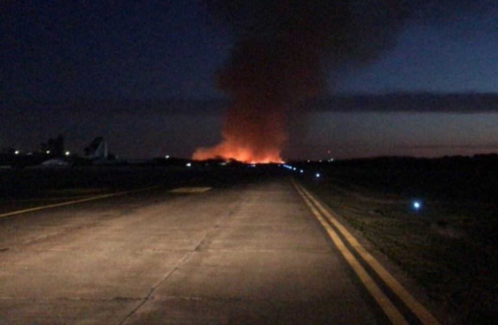 Se desató un incendio en una de las cabeceras del aeropuerto de El Palomar