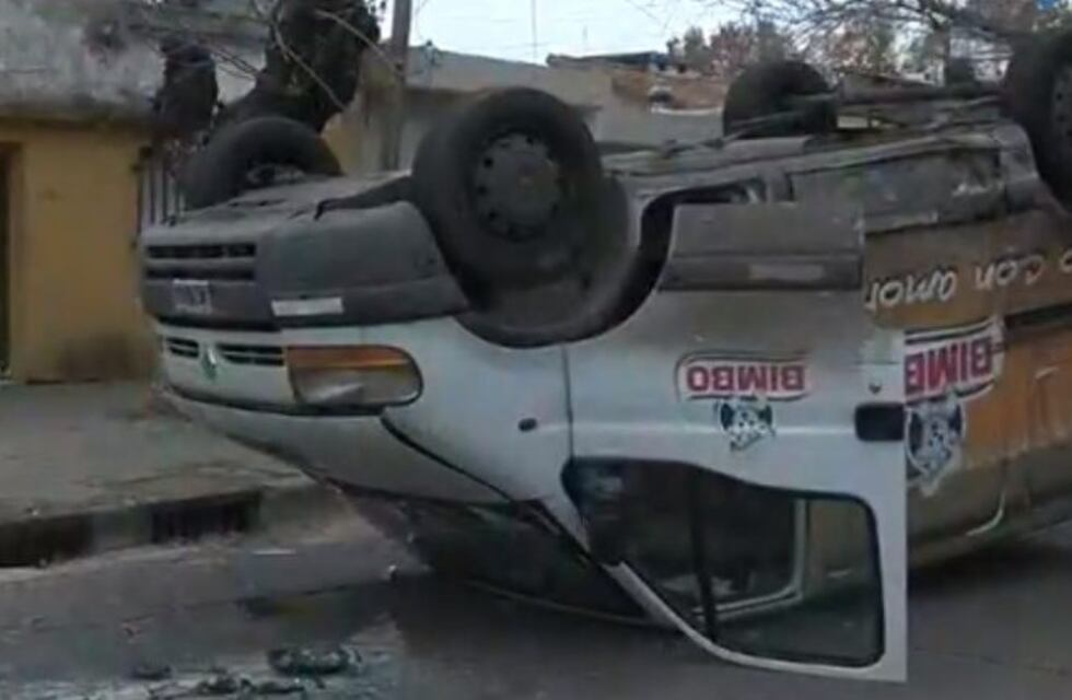 Tarde de accidentes: volcó un furgón y un camión terminó en el arroyo Saladillo