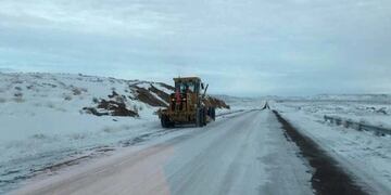 Comenzaron los operativos de despeje de nieve en rutas invernales\u002E