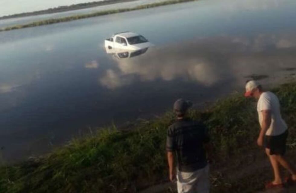 Rescataron al intendente de Capdevila y a su esposa tras caer al agua con su auto