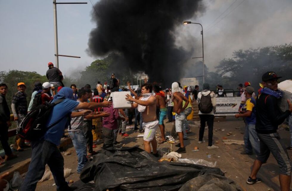 Incendiaron camiones que llevaban ayuda humanitaria a Venezuela