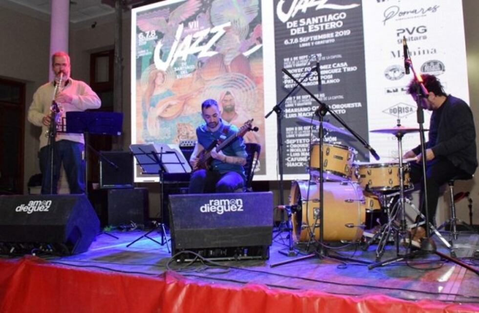 Numerosos artistas y público en un festival de jazz