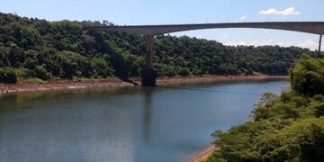 Estiman que la bajante se debe al cierre de compuertas en las dos represas que Brasil tiene río arriba\u002E