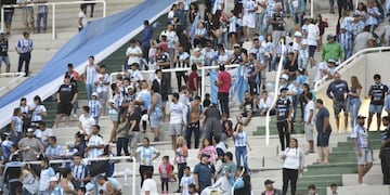 Juntos, los hinchas de Instituto y Racing en el Espacio La Voz\u002E