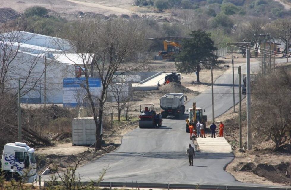 Avanza la obra de pavimentación en el ingreso al Centro Ambiental