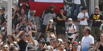 Personas se manifiestan en el centro de Santiago de Chile\u002E (EFE)