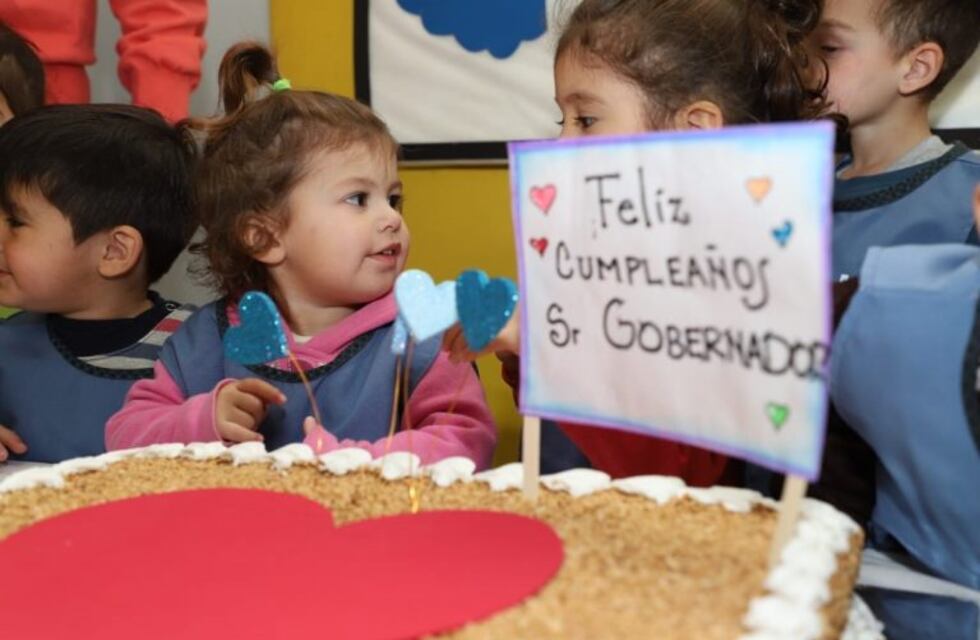 Le cantaron el "feliz cumple" a Schiaretti en Villa María y en un jardín lo recibieron con torta