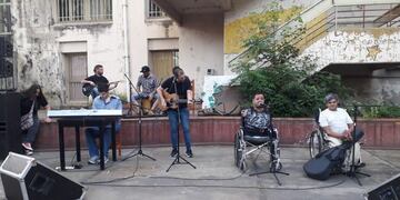Protesta musical de trabajadores de la discapacidad y paro por falta de pago