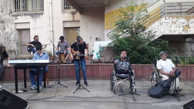 Protesta musical de trabajadores de la discapacidad y paro por falta de pago